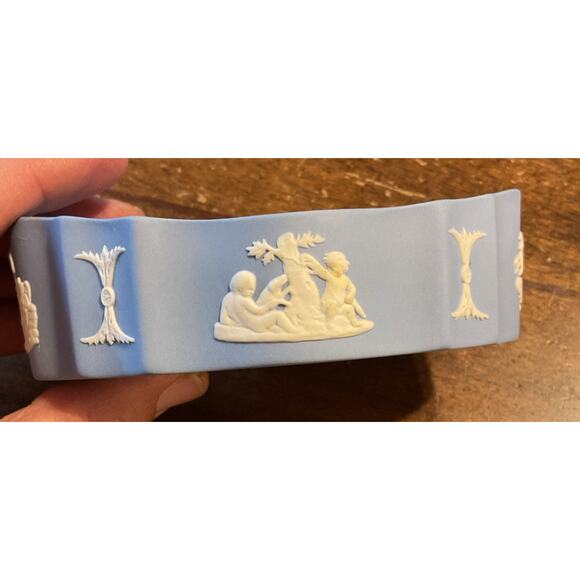 WEDGEWOOD BLUE JASPERWARE SCALLOPED OVAL LID TRINKET BOX /MARKED - Picture 9 of 11